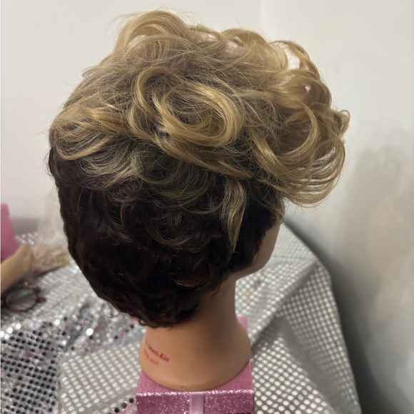 Stylish Blonde and Brown Wig - Picture 4 of 5